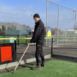 Kunstgrashark op houten tafel bij Van Driel Tuingereedschap